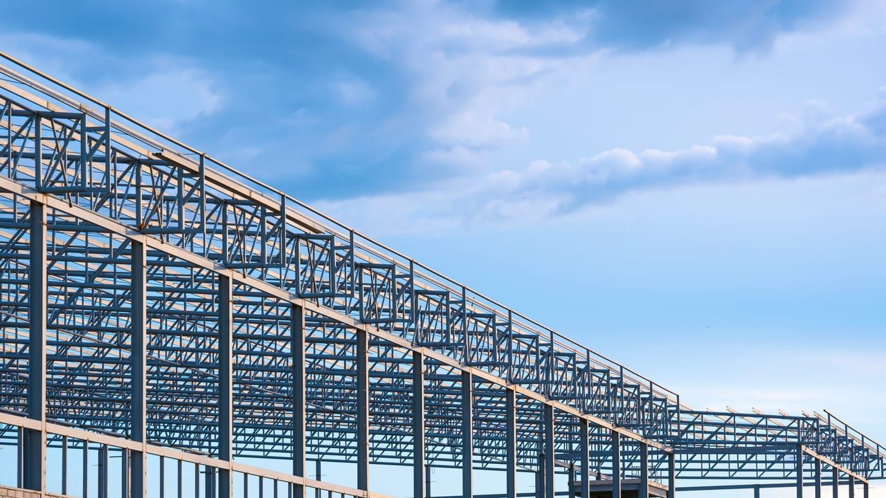 Estructura metálica de acero de un edificio industrial en construcción